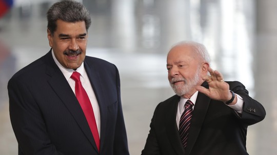 Ao lado de Maduro, Lula critica preconceito contra Venezuela e defende parceria com país