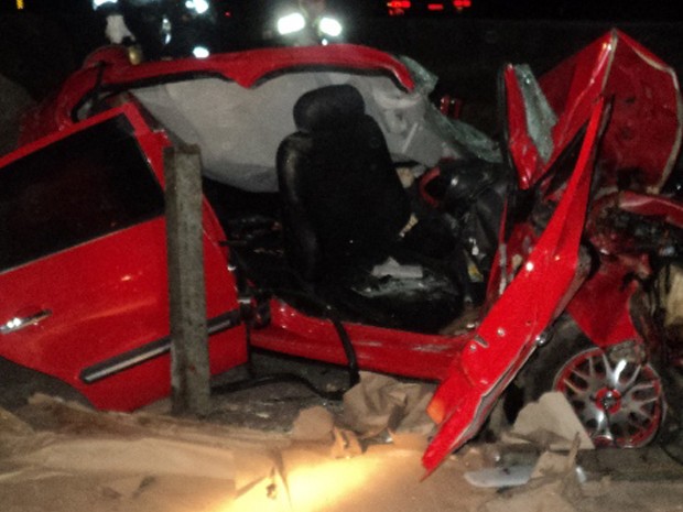 Carro em que a vítima estava ficou completamente destruído (Foto: Polícia Rodoviária Federal)