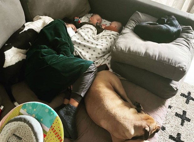 Fabiula Nascimento tira soneca da tarde com filhos e cachorros (Foto: Instagram/@fabiulaa/Reprodução)