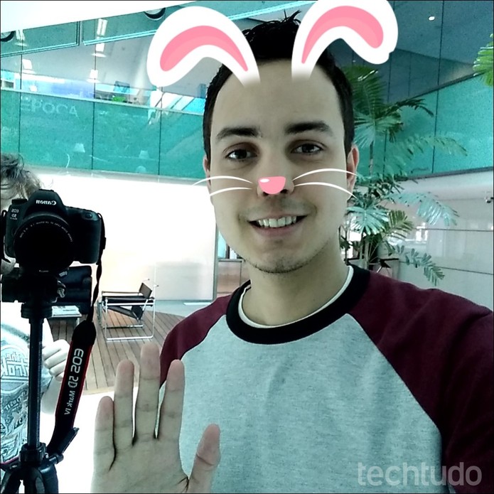 Ferramenta da Motorola adiciona stickers a selfie (Foto: Thássius Veloso / TechTudo) Ferramenta da Motorola adiciona stickers a selfie (Foto: Thássius Veloso / TechTudo)