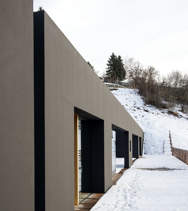 Casa é minimalista por fora e por dentro (Foto: Lukas Schaller / Divulgação)