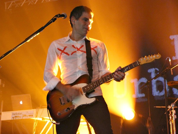 O guitarrista Dado Villa-Lobos cantou “Guns of Brixton”, da banda inglesa de punk rock The Clash (Foto: Gabriel Machado/G1 AM)