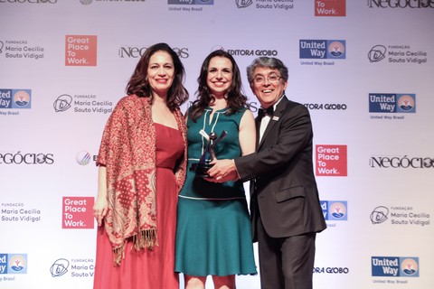 A Supera Farma conquistou o 3º lugar no ranking médias nacionais. Quem recebeu o prêmio foi a Gerente Executiva de Recursos Humanos, Ana Carolina Tubertini Colli