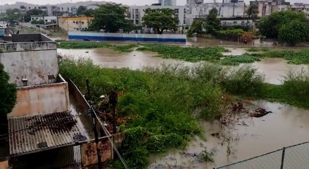 Canal do Fragoso, em Olinda, transbordou — Foto: Reprodução/WhatsApp