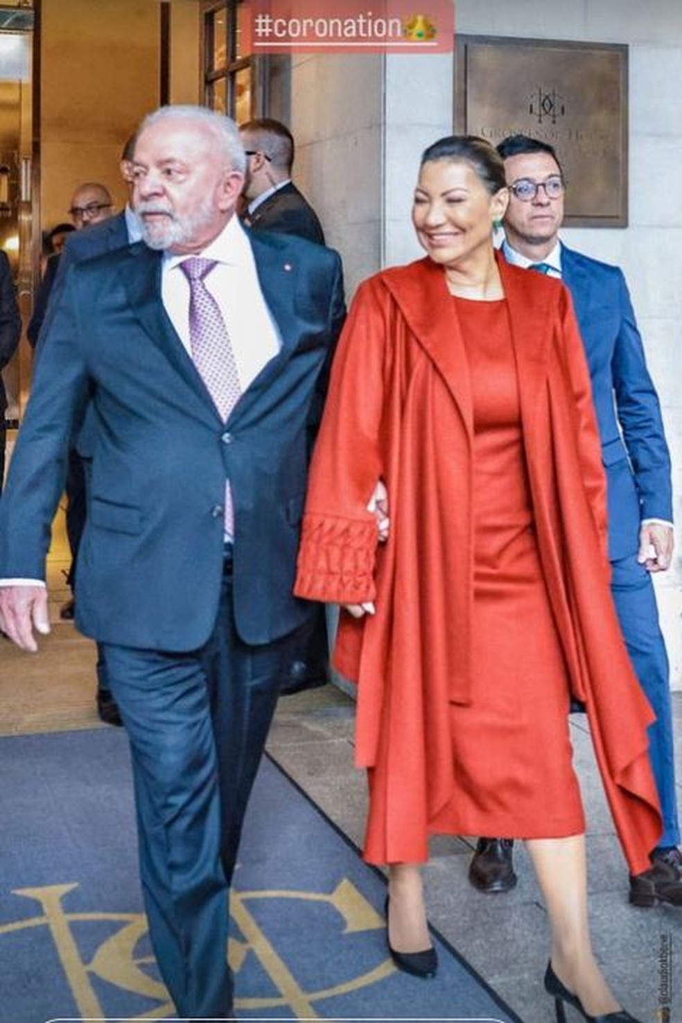 Primeira-dama Janja postou foto ao lado de Lula, exibindo looks usados na cerimônia de coroação — Foto: Reprodução/Instagram