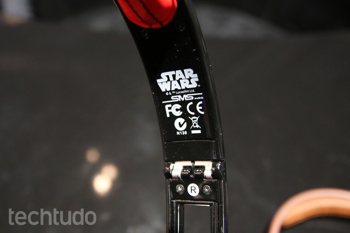 Mais detalhes dos fones de ouvido da linha Star Wars (Foto: Fabrício Vitorino/TechTudo)