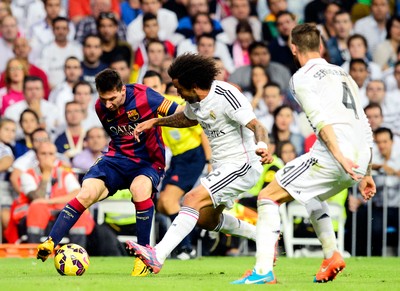 Real Madrid x Barcelona - Marcelo e Messi (Foto: AFP)
