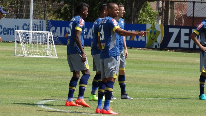 Exames não constatam lesão na coxa, e Edimar participa de treino na Toca II