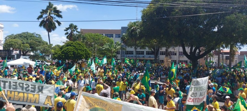 Protesto realizado em Natal na manhã deste sábado (1º), quando é comemorado o Dia do Trabalhador — Foto: Redes sociais