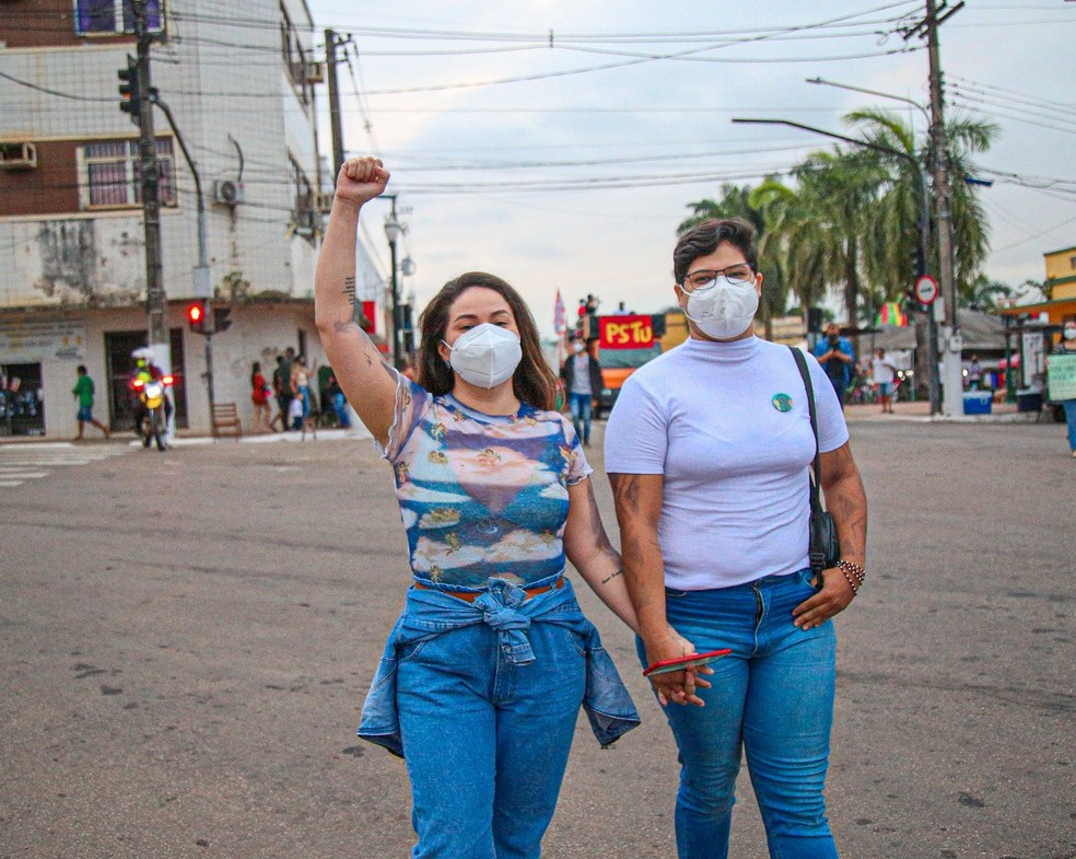 As duas durante protesto contra o presidente em Rio Branco — Foto: Arquivo pessoal 