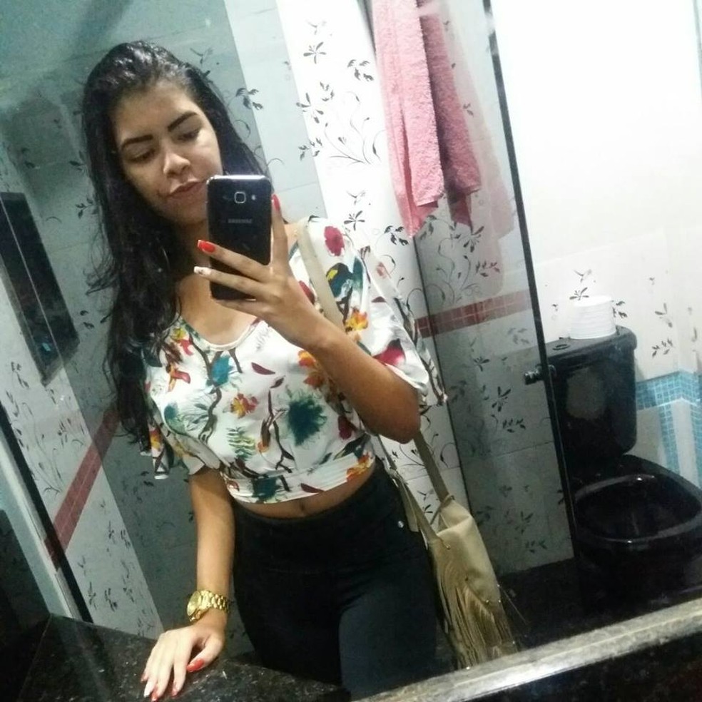 Amanda dos Santos, de 18 anos (Foto: Reprodução/ Facebook)