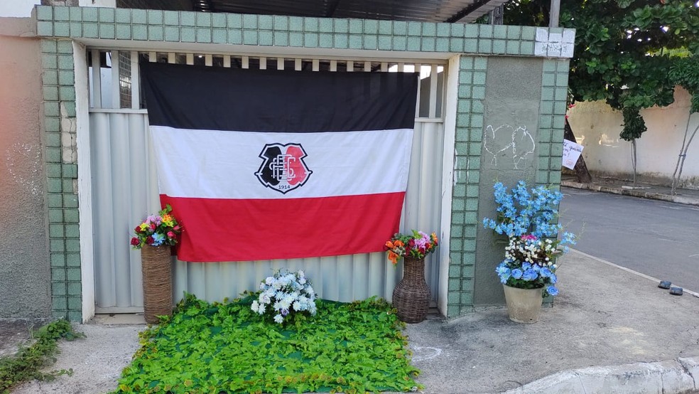 Fãs e vizinhos deixaram bandeira do Santa Cruz em frente à casa do cantor e compositor pernambucano Augusto Cesar — Foto: Reprodução/WhatsApp
