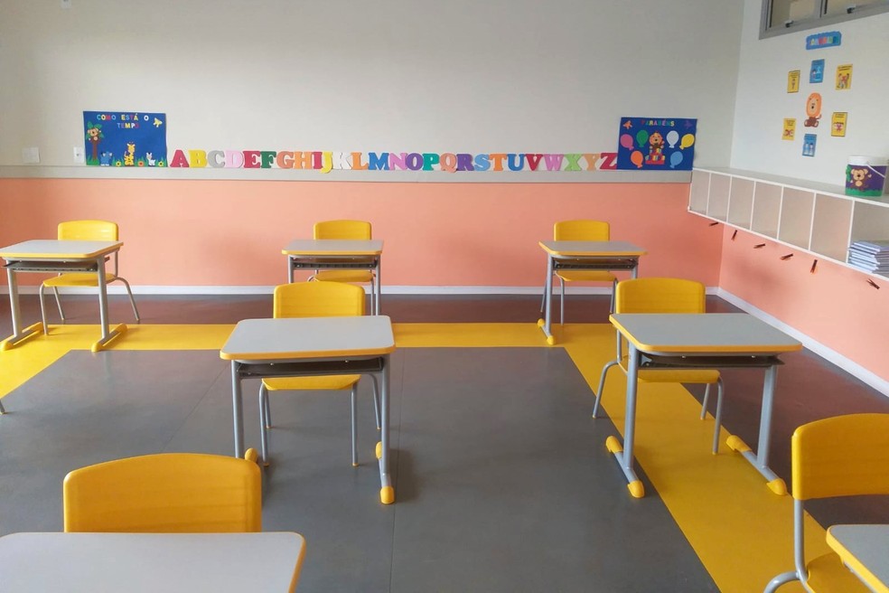Sala de aula com carteiras vazias. — Foto: Prefeitura de Uberaba/Divulgação