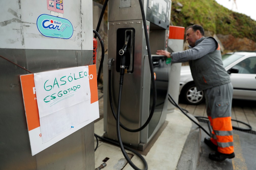 Cartaz com "diesel esgotado" em posto de gasolina de Porto, Portugal, nesta quarta (17). â€” Foto: Rafael Marchante/Reuters