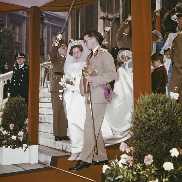 The civil wedding ceremony of Belgian Royal Baudouin of Belgium (1930-1993) and Queen Fabiola of Belgium (1928-2014) in the Throne Room of the Royal Palace of Brussels, in Brussels, Belgium, 15th December 1960. The bride's dress was designed by Cristobal  (Foto: Getty Images)