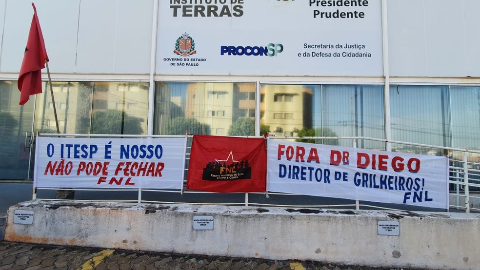 "Integrantes da FNL e Movimento de Agricultores Sem Terras protestam em frente ao Itesp e Procuradoria Geral, em Presidente Prudente" — Foto: Leonardo Bosisio/g1 