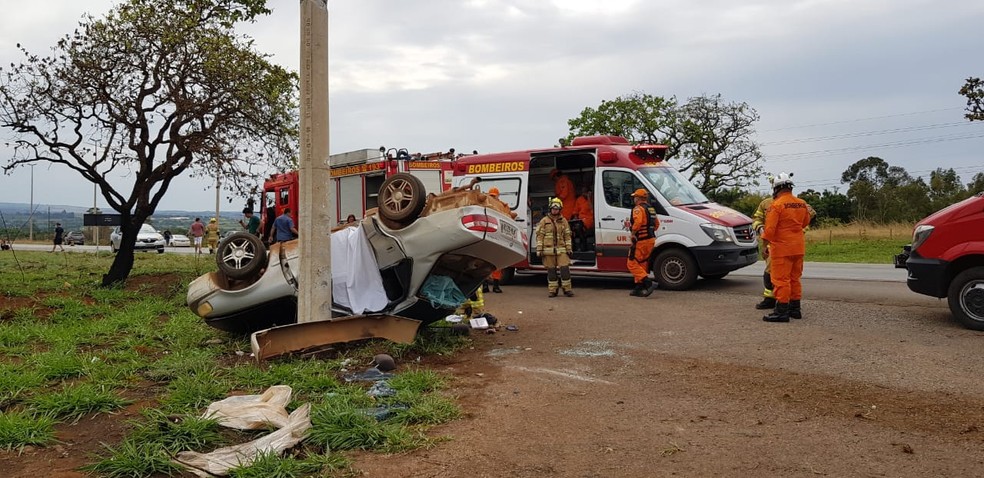 Carro capota, atinge poste na BR-080 sentido Brazlândia, no DF, e passageira morre — Foto: Corpo de Bombeiros/Divulgação