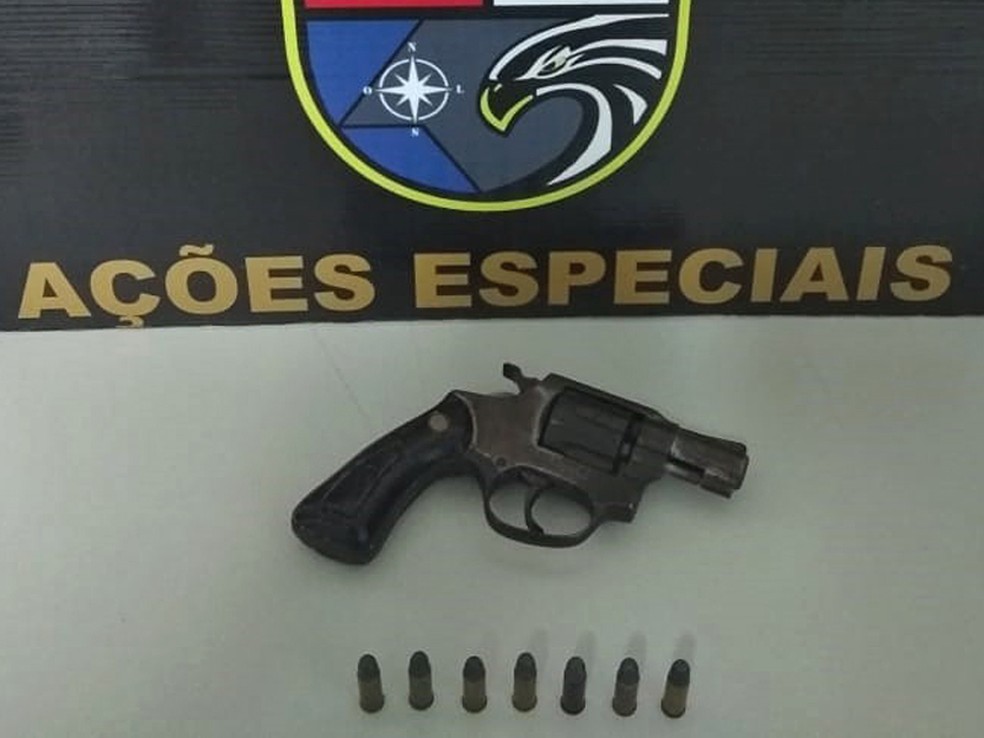 Rev&oacute;lver de calibre 32 e muni&ccedil;&otilde;es foram apreendidos &mdash; Foto: Pol&iacute;cia Militar