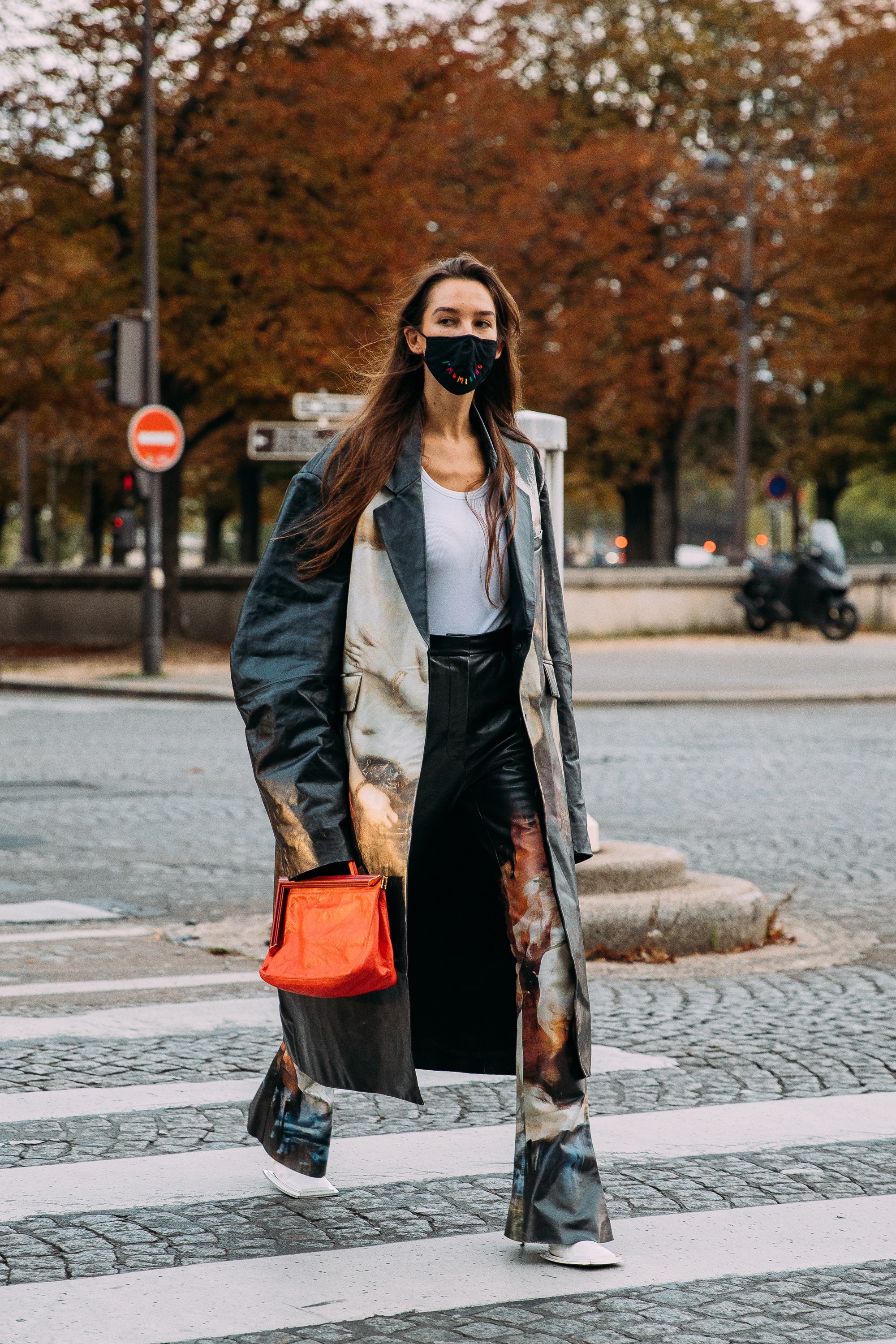 Calça flare de volta à moda: Street style Paris (Foto: Style Du Monde)