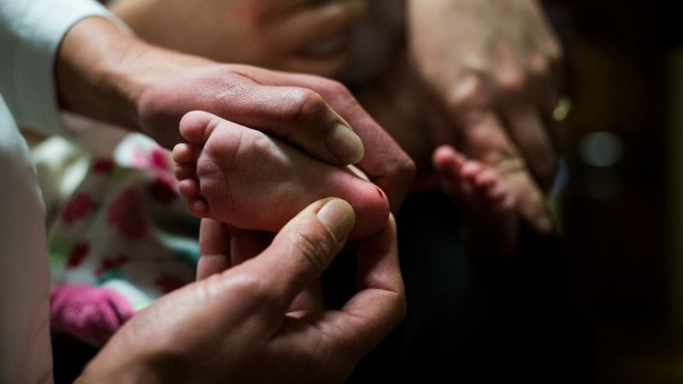 Exame de sangue em um bebê em Flint, Michigan, para verificar os níveis de chumbo — Foto: Getty Images via BBC
