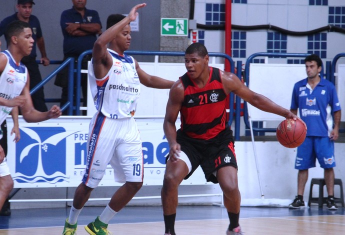 Felício quebra recorde de rebotes, e Fla bate Bauru na prorrogação na LDB