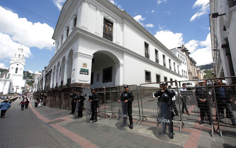 Integrantes do exÃ©rcito e policiais sÃ£o vistos em frente ao palÃ¡cio do Governo, em Quito, durante reuniÃ£o de emergÃªncia do gabinete de seguranÃ§a apÃ³s o sequestro de casal na regiÃ£o da fronteira entre Equador e ColÃ´mbia, na terÃ§a-feira (17) (Foto: AP Photo/Dolores Ochoa)
