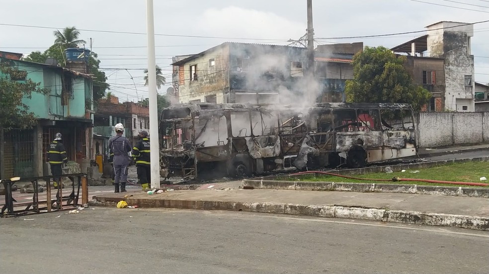 Ônibus é incendiado em Salvador — Foto: Lisboa Júnior/TV Bahia