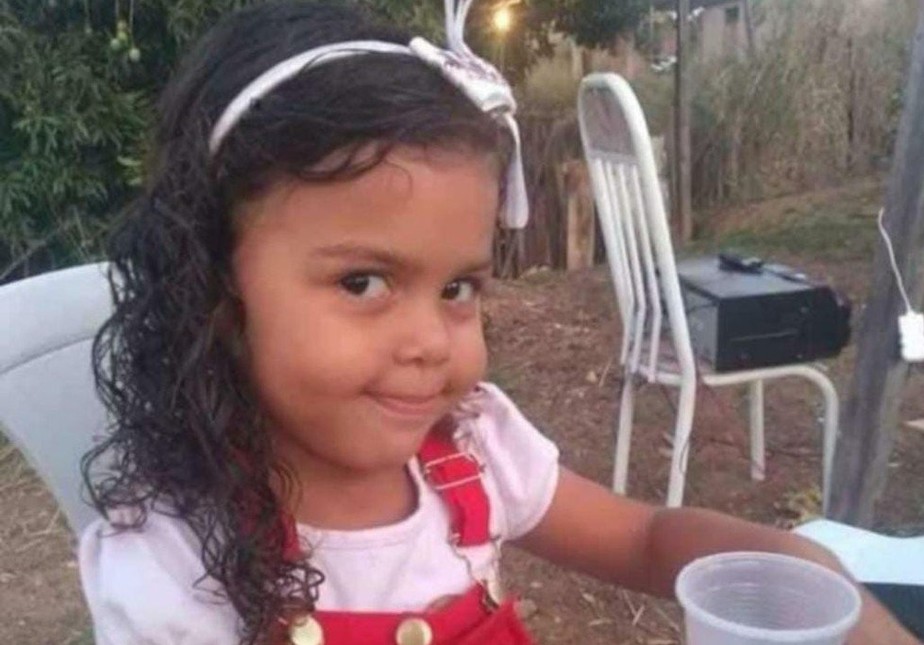 A menina Esther Vitória, de 5 anos, foi baleada na cabeça