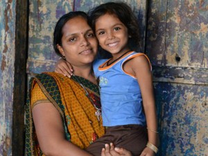 Vasanti tem dois filhos e alugou sua barriga para dar uma futuro melhor para sua família (Foto: BBC)