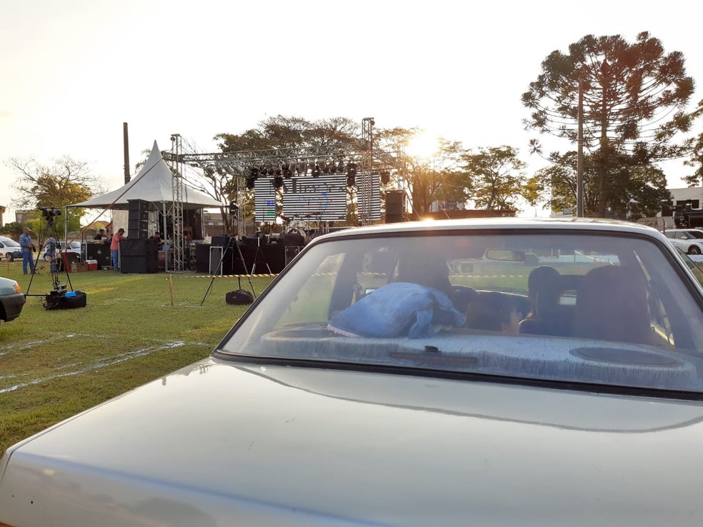 Show drive-in &eacute; realizado em Itapetininga (SP) &mdash; Foto: Mike Adas/TV TEM