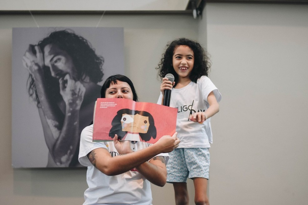Mãe montou livro para ajudar filha a lidar melhor com o vitiligo. — Foto: Bia Bastos