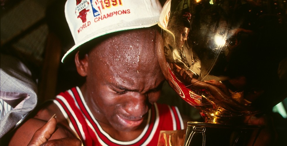 Michael Jordan chora após a conquista de seu primeiro título da NBA com o Chicago Bulls, em 1991 — Foto: Andrew D. Bernstein/NBAE via Getty Images