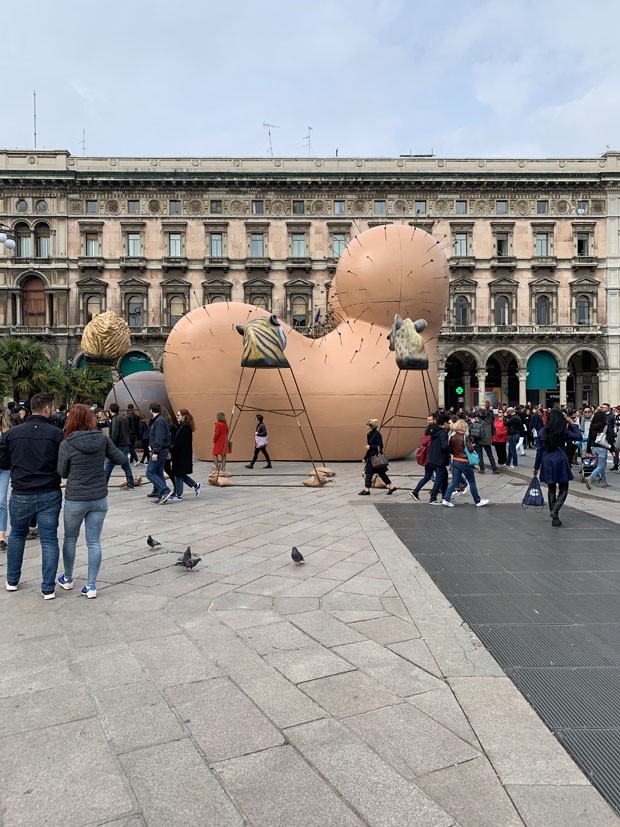 Poltrona UP, de Gaetano Pesce, vira instalação gigante em Milão (Foto: Casa Vogue)