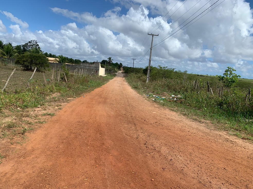 Local onde crime foi registrado. Corpo estava as margens da estrada. — Foto: Gustavo Brendo/Inter TV Cabugi