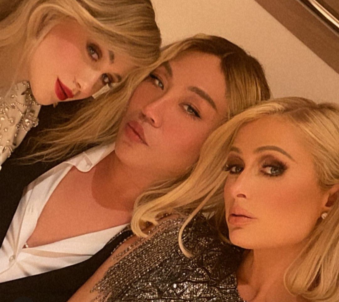 Maria Bakalova com o maquiador Byron Williams e Paris Hilton (Foto: Reprodução / Instagram )