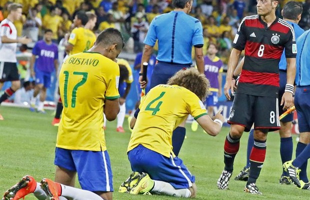 Luiz Gustavo e David Luiz lamentam eliminação brasileira e goleada alemã (Foto: Agência EFE)