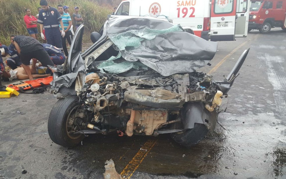 Carro ficou destruído após bater de frente com caminhão na Bahia (Foto: Divulgação/PRF)