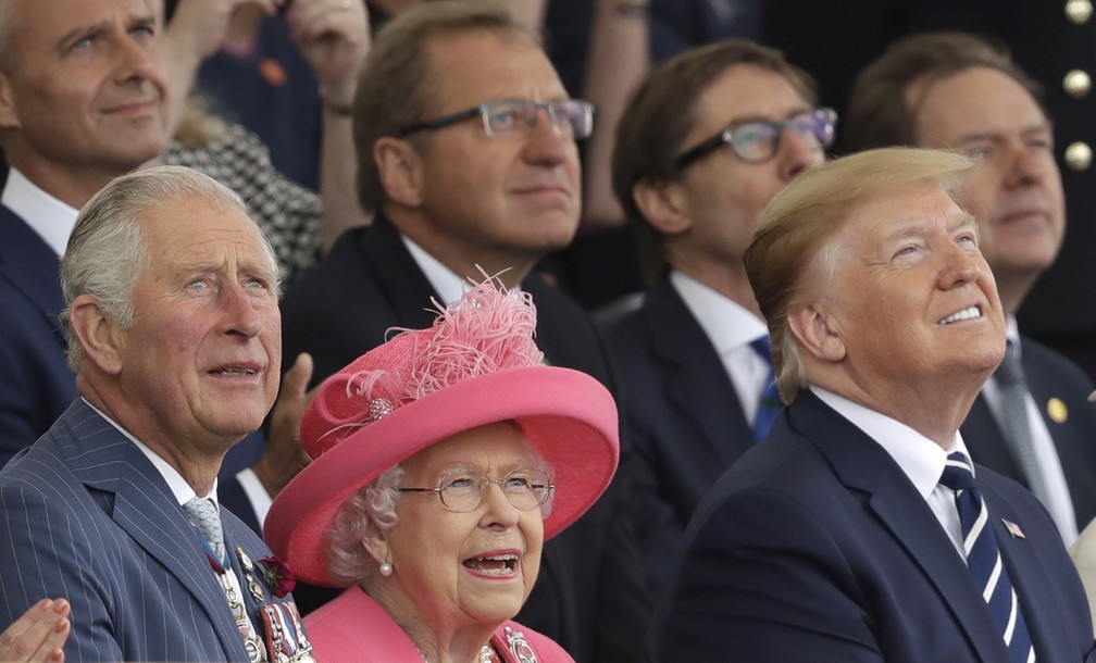 O príncipe Charles, a rainha Elizabeth II e o presidente americano, Donald Trump, durante celebrações dos 75 anos do "Dia D" em Portsmouth, Inglaterra, nesta quarta-feira (5). — Foto: Matt Dunham/AP