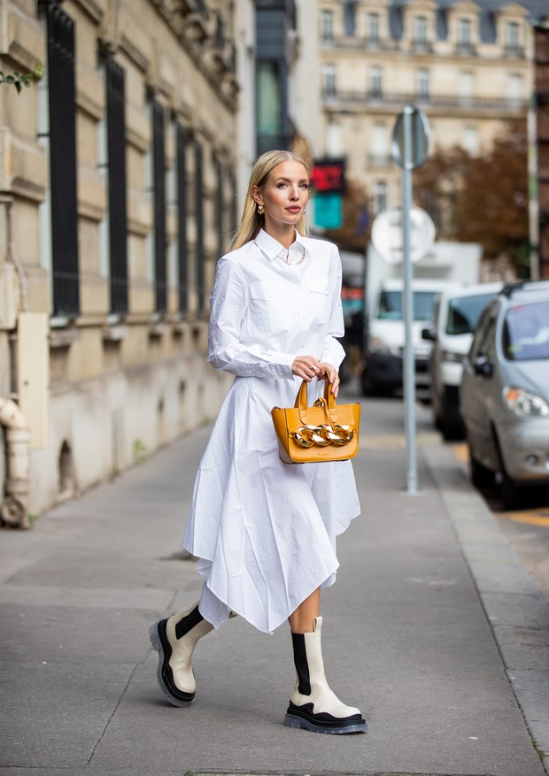 PARIS, FRANCE - OCTOBER 08: Leonie Hanne is seen wearing white J.W. Anderson blouse dress, J.W. Anderson bag, Bottega Veneta boots during a Street Style Fashion Photo Session on October 08, 2020 in Paris, France. (Photo by Christian Vierig/Getty Images) (Foto: Getty Images)