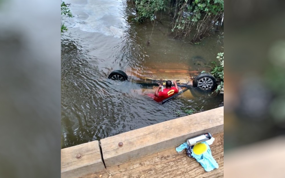 Duas homens morrem após carro perder controle e cair de ponte, em São Miguel do Araguaia  — Foto: Divulgação/Corpo de Bombeiros