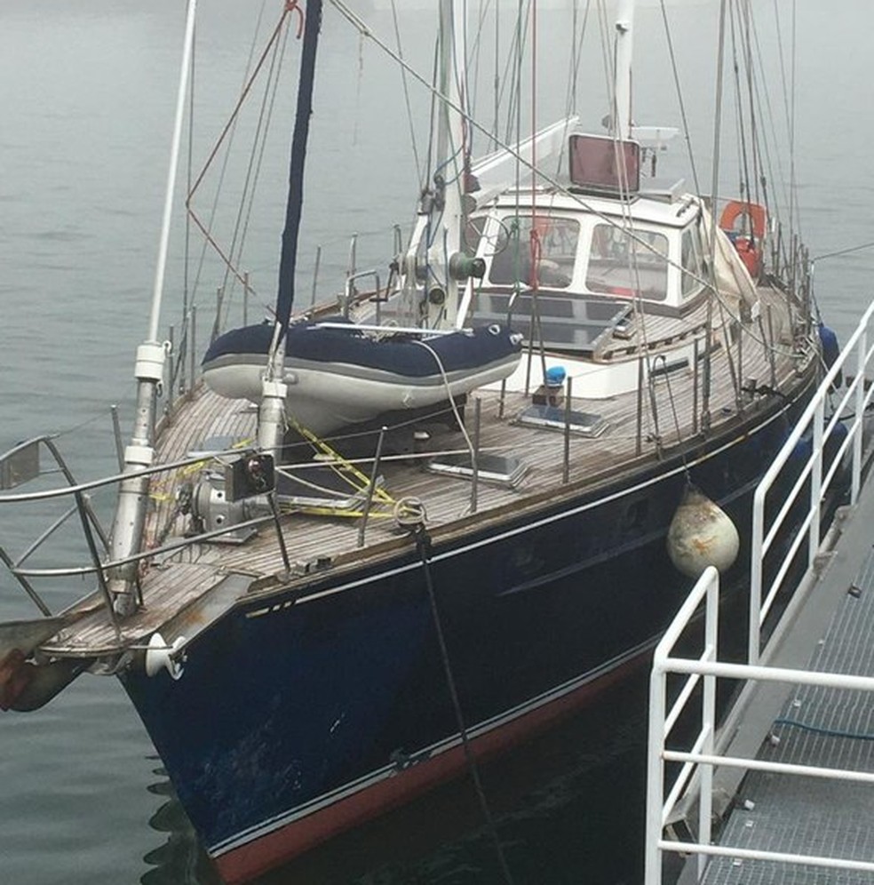 Suspeita é de que a droga tenha sido transportada de navio que partiu de Fortaleza para veleiro quando as embarcações estavam em alto mar — Foto: PF/Divulgação