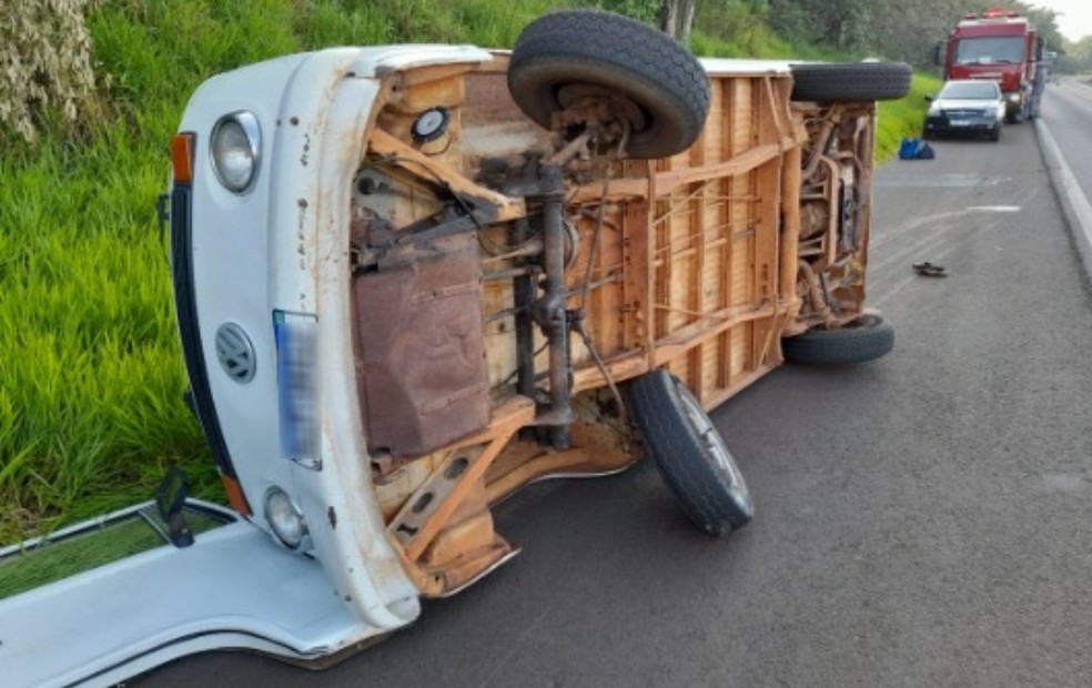 Roda se solta de Kombi em movimento e provoca capotamento em rodovia de Piraju  — Foto: Diego dos Reis/ Expresso Piraju