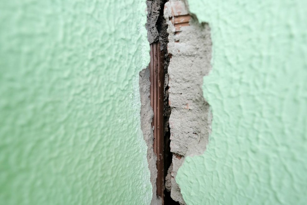 Rachadura na parede de uma das casas em Porto Real do Colégio permitia que uma mão a atravessasse, disse o cacique dos Kariris-Xocós, José Cícero Queiroz  (Foto: Jonathan Lins/MPE)