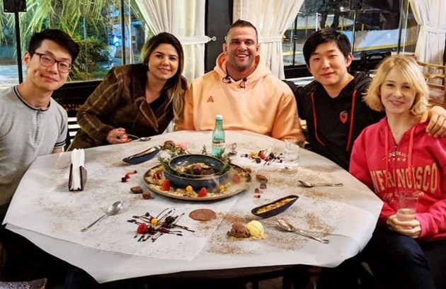 Na imagem, Thiago, dois amigos, o irmão Pyong e a mulher dele, Sammy Lee (Foto: Reprodução/Instagram)