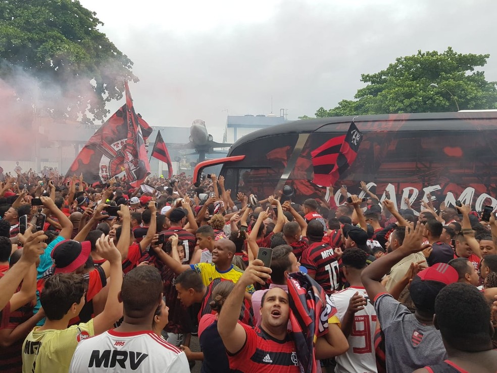 20 de novembro: Torcida do Flamengo no Galeão no embarque do time para a disputa da Libertadores no Peru — Foto: Rodrigo Lois / GloboEsporte.com