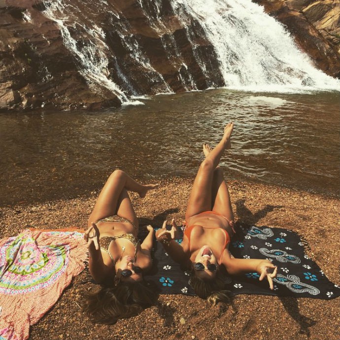 Mari Paraíba folga cachoeira (Foto: Reprodução Instagram)