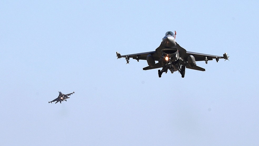Americano Air Force F-16 sobrevoa base aérea Osan Air, em Pyeongtaek, na Coreia do Sul, nesta segunda-feira (4)  (Foto: Oh Jang-hwan/News1 via Reuters)