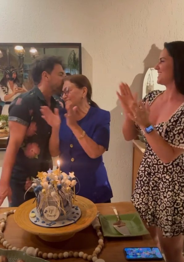 Zezé Di Camargo celebra aniversário ao lado da mãe e da noiva, Graciele Lacerda (Foto: reprodução/instagram)