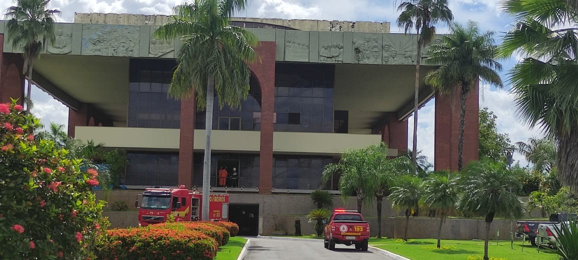 Corpo de Bombeiros combate princípio de incêndio no Palácio Araguaia