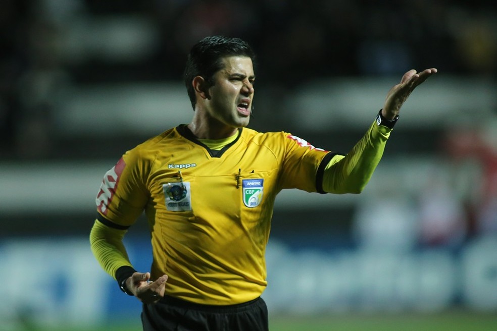 Árbitro Douglas Schwengber da Silva — Foto: José Tramontin/OFEC